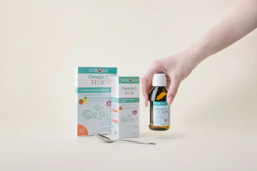 Produkty NORSAN Omega-3 FISK pro děti – rybí olej a žvýkací dropsy s ovocnou příchutí, ideální forma doplňku pro zdravý vývoj dítěte.