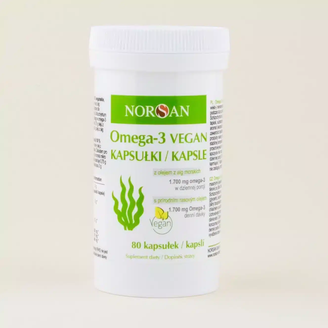 Norsan kapsle s omega-3 z mikrořas jako součást výživy s řasami jako superpotravina.